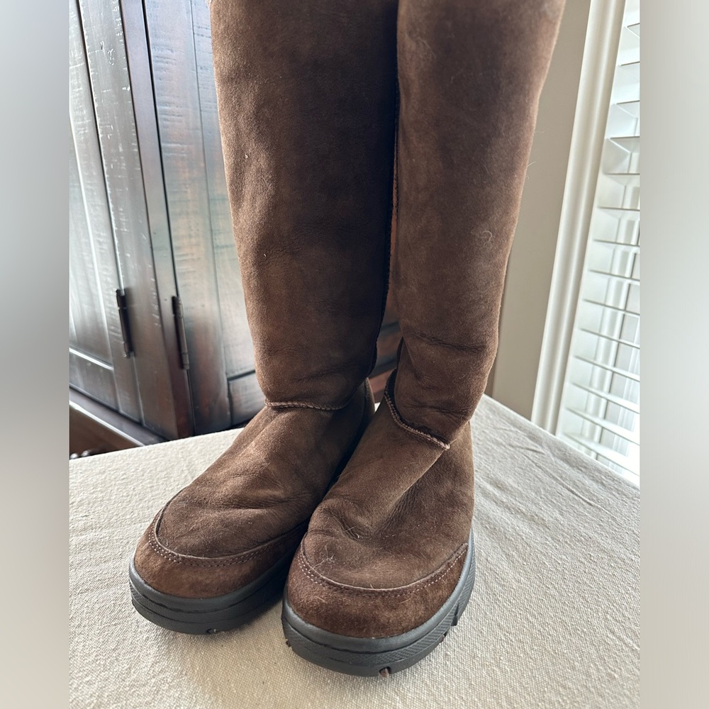 UGG - Lug Sole Dark Brown - Size 8M Women’s